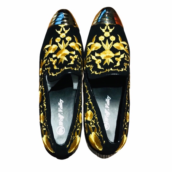 NWOT Wolf -Valley Suede Floral Embroidered Loafers